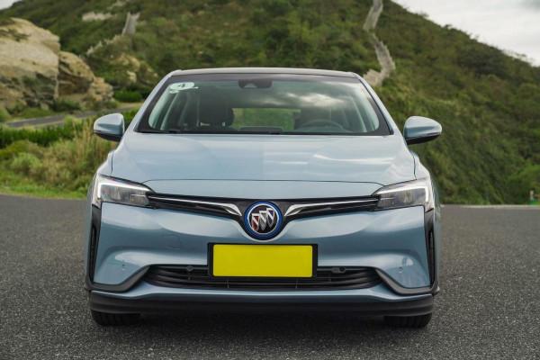 憑顏值出道，續航410公里，5門5座設計空間不擠，實拍別克微藍6