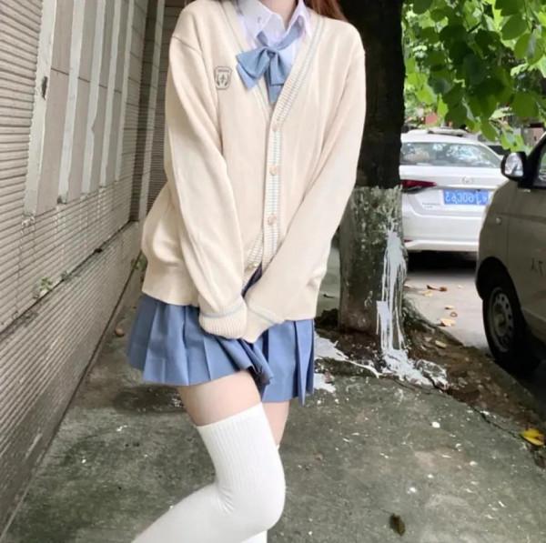 如何優雅地穿短裙+過膝襪？女生穿搭攻略