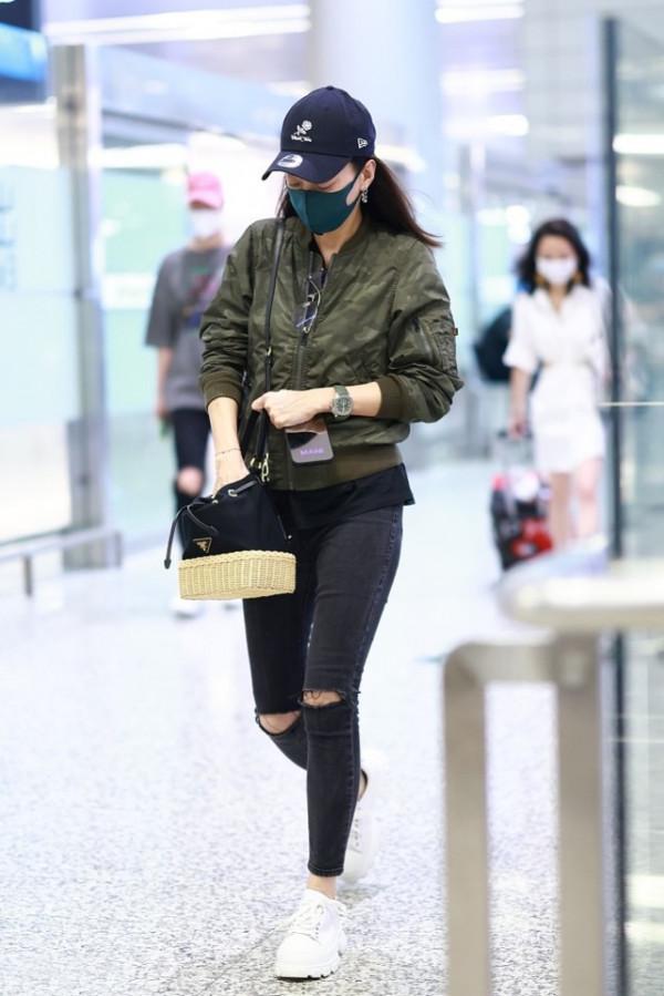 秋冬搭配沒靈感?看霍汶希的造型,49歲一樣時髦多變,這值得一試 秋冬搭配沒靈感?看霍汶希的造型,49歲一樣時髦多變,這值得一試