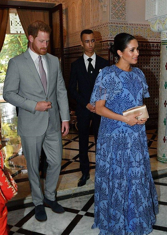 梅根有多不拘小節？冬天穿毛衣汗打溼腋下，和英女王出訪蹺二郎腿