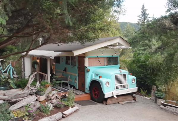 她買下1969年報廢校車，將車殼變成13㎡鄉下蝸居，網友：是真的服