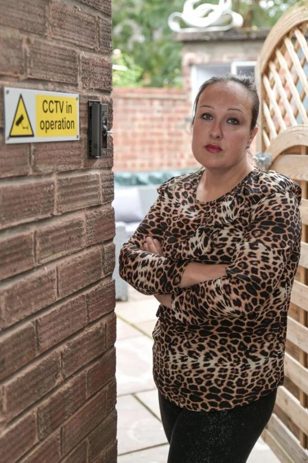 英國男子因為鄰居裝了可視門鈴而發狂,幾次將其毀壞稱不想被監視 英國男子因為鄰居裝了可視門鈴而發狂,幾次將其毀壞稱不想被監視