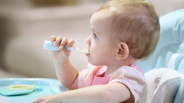 兒科醫生：寶寶新增輔食過早，會導致孩子消化不良，家長要上心