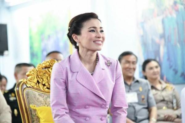 蘇提達王后優雅大方，愛用珍珠項鍊襯托氣質，分分鐘美過詩妮娜