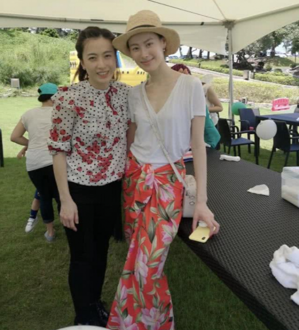 33歲梁洛施近照，穿著連帽毛衫切蛋糕，沒嫁入豪門照樣過闊太生活