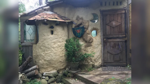 加拿大夫婦逃離城市到鄉下蓋房生娃,生活清苦但也過得美滋滋 加拿大夫婦逃離城市到鄉下蓋房生娃,生活清苦但也過得美滋滋