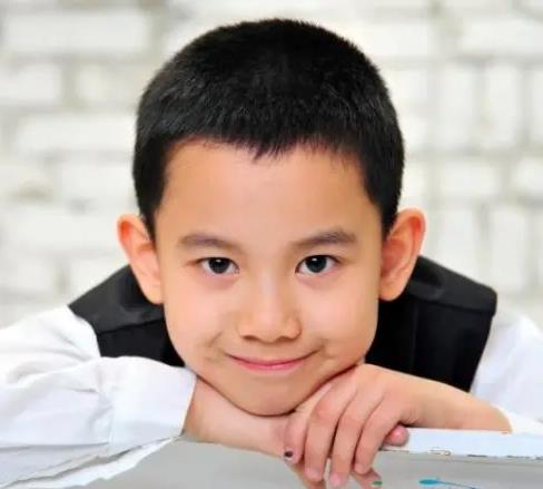 不墊鼻子、不動臉，個個都是原生態臉，這9位明星越看越招人喜歡