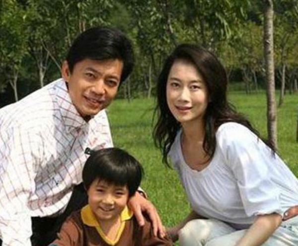 “趙政委”何政軍：娶初戀，妻子為他退出娛樂圈，結婚29年無緋聞