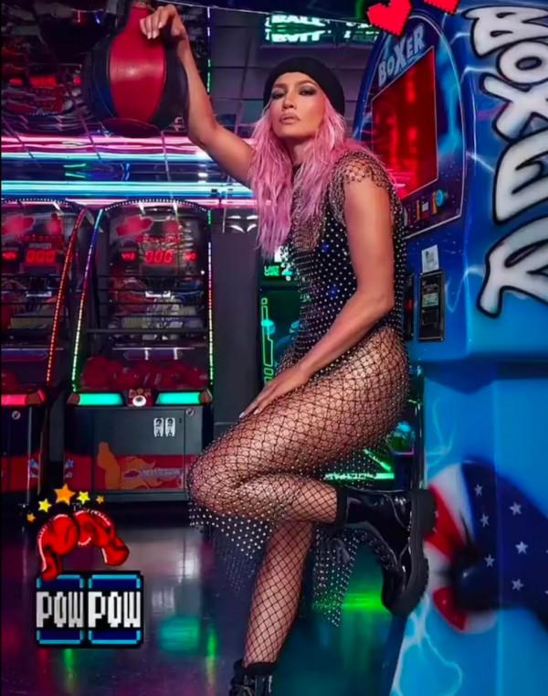 52歲的詹妮弗·洛佩茲身著假髮和漆皮軍靴遊戲機子裡拍照 52歲的詹妮弗·洛佩茲身著假髮和漆皮軍靴遊戲機子裡拍照