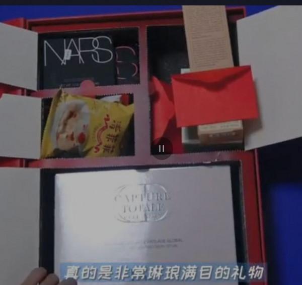 明星返鄉過年：嶽嶽、寶強回老家吃飯，徐坤送手提箱。趙露絲牛