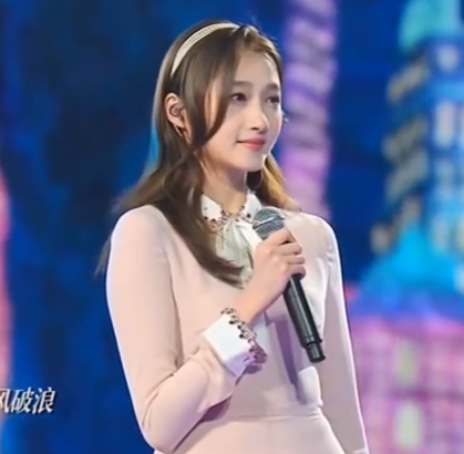 跨年女星哪家強？周慧敏凍齡狀態好，金晨穿漢服，楊紫創收視高峰