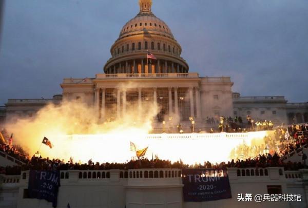 西方為何持續衰落沒法救了？英國學者：有四大原因，中國強大居首