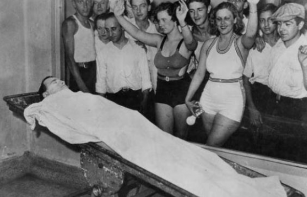 24次搶劫銀行，4次打劫警察局，竟曾被美國人當做“英雄”