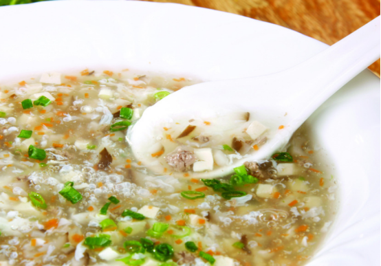 1957年周總理宴請外賓，丸子中吃出了一片金屬，後廚緊急開會研究