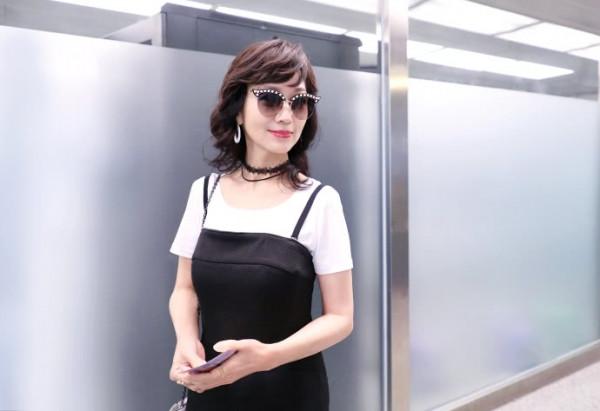 64歲趙雅芝真美!穿一條娃娃領長裙嫩回24歲,這氣質我服了 64歲趙雅芝真美!穿一條娃娃領長裙嫩回24歲,這氣質我服了