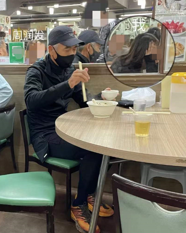 老戲骨到底多接地氣：馮鞏街上蹬三輪車，周潤發小吃店只點一碗麵