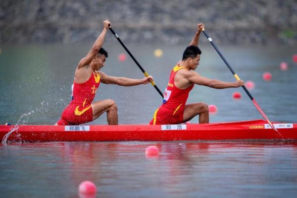 在異國一見鍾情，全運會冠軍鄭鵬飛的愛情故事