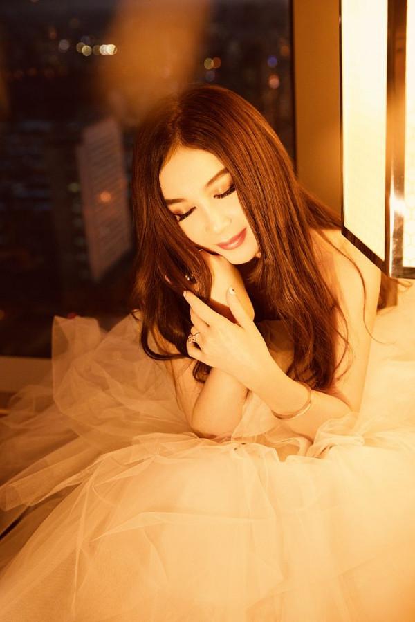 溫碧霞亮相第16屆長春電影節 白裙造型宛如雪之精靈 溫碧霞亮相第16屆長春電影節 白裙造型宛如雪之精靈