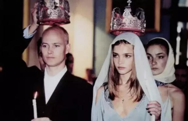 水果妹頭婚嫁貴族，二婚帶3娃嫁LV太子爺，39歲的她穿紅裙多美