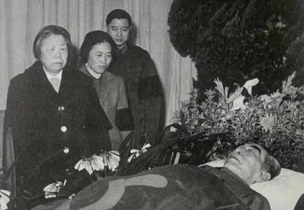 1976年1月8日，敬愛的周總理與世長辭，他一生為國為民，鞠躬盡瘁