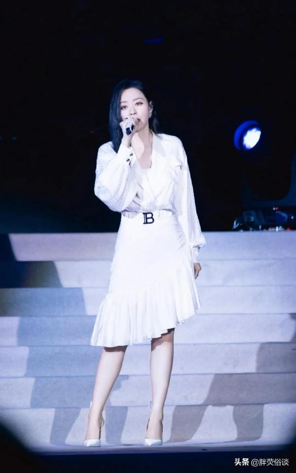 唱歌時候的張靚穎真的感覺在發光，自信的女人最美麗
