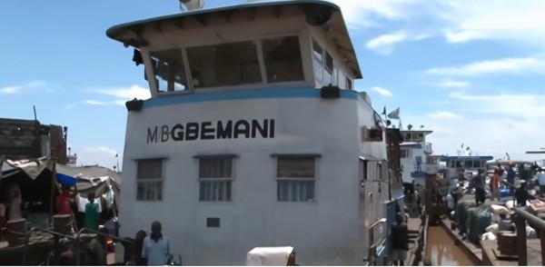 非洲玩命貨船,在剛果河上載2000人,隨時都要翻船 非洲玩命貨船,在剛果河上載2000人,隨時都要翻船