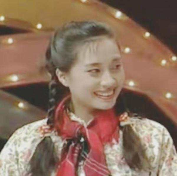 “黑妹”戚慧：5次上春晚，一婚丈夫病故退圈，如今二婚收穫幸福