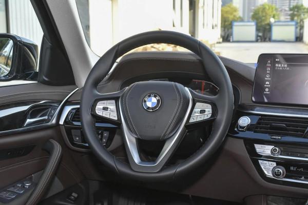 體驗最低配的寶馬5系，外觀漂亮、內飾精美，不摳標回頭率也很高