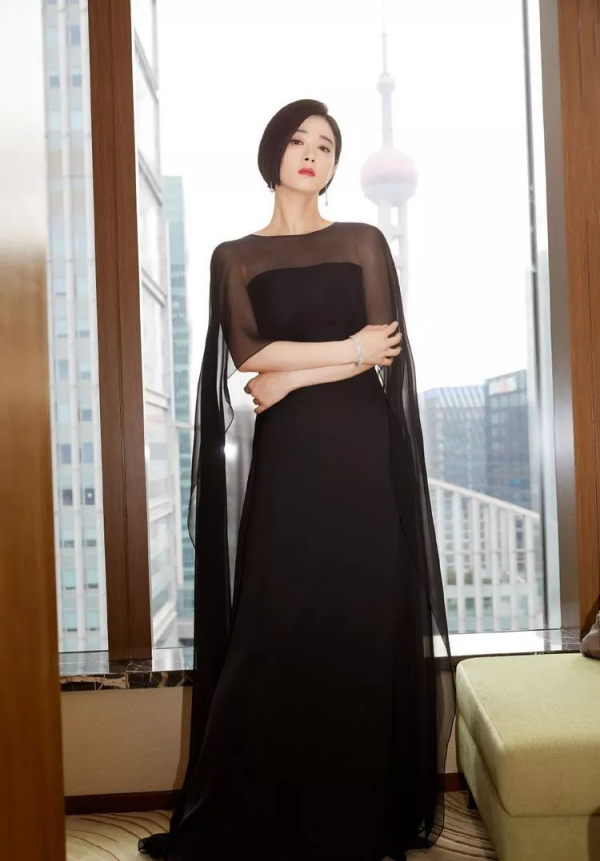 蔣欣戴著墨鏡真有個性，但墨鏡下的眼睛太俗氣，一身薄紗真清涼