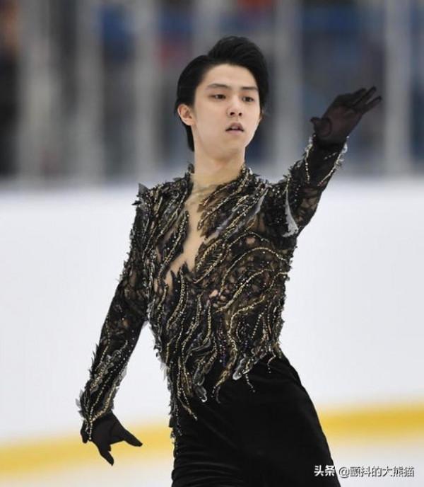 花樣滑冰華麗的服裝很貴吧？這樣一件要多少錢呢？