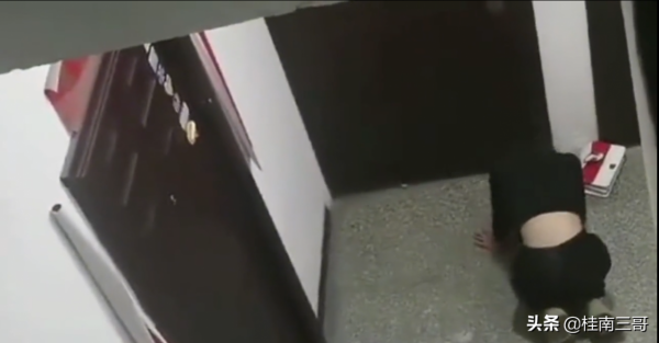 愛得卑微!四川女子凌晨在“男友”家門前跪求開門,門卻沒有開 愛得卑微!四川女子凌晨在“男友”家門前跪求開門,門卻沒有開