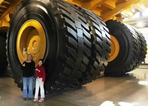 世界上最貴的礦山車,一個車輪就要180萬! 世界上最貴的礦山車,一個車輪就要180萬!