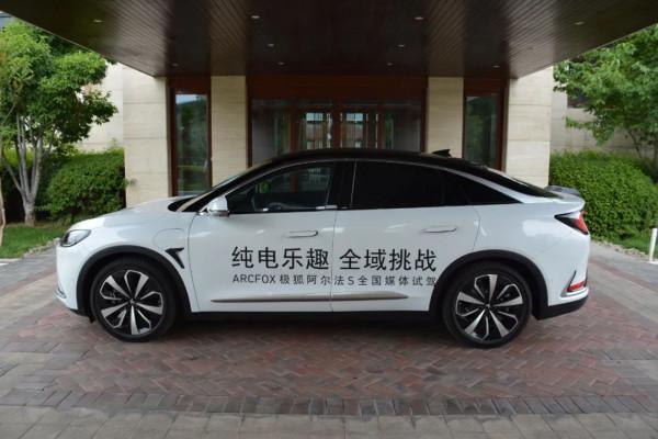 自主豪華轎車！售價不便宜的極狐 阿爾法S表現如何？