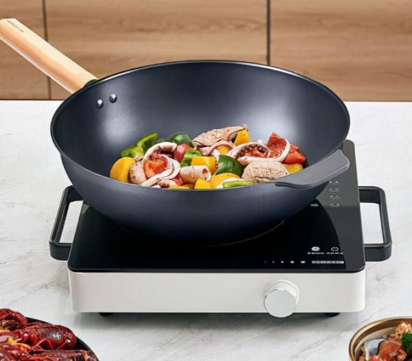 家用炒鍋不停更新換代，現在只用第六代原木香砂面極鐵鍋