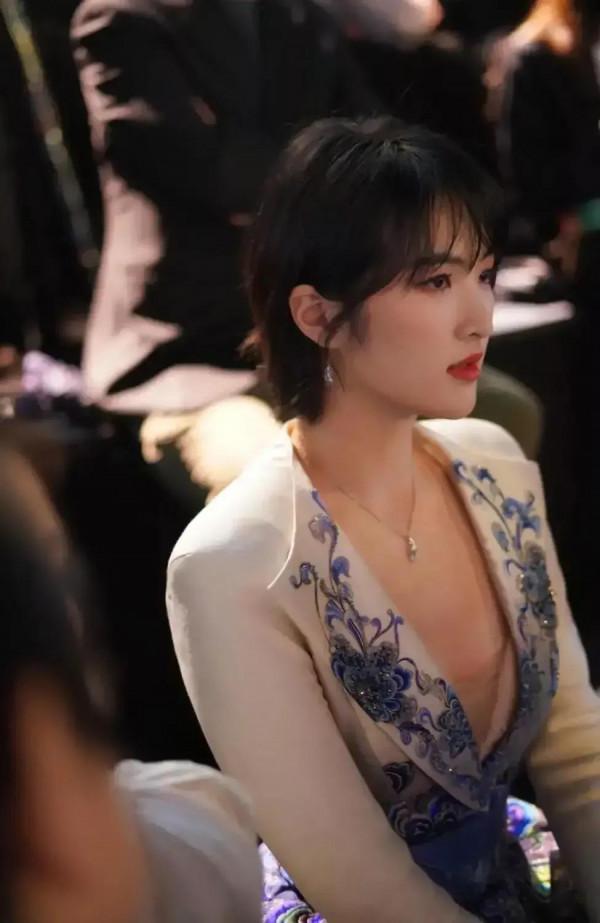 姚安娜時裝週走秀,穿刺繡西裝裙霸氣登場,氣場不輸姐姐孟晚舟 姚安娜時裝週走秀,穿刺繡西裝裙霸氣登場,氣場不輸姐姐孟晚舟