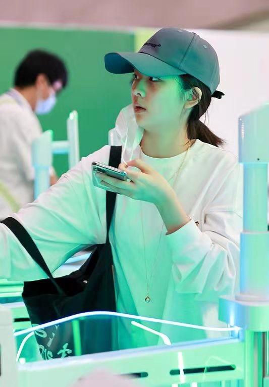 黃磊15歲大女兒獨自走機場,穿男友風衛衣顯文藝範,黑眼圈好明顯 黃磊15歲大女兒獨自走機場,穿男友風衛衣顯文藝範,黑眼圈好明顯