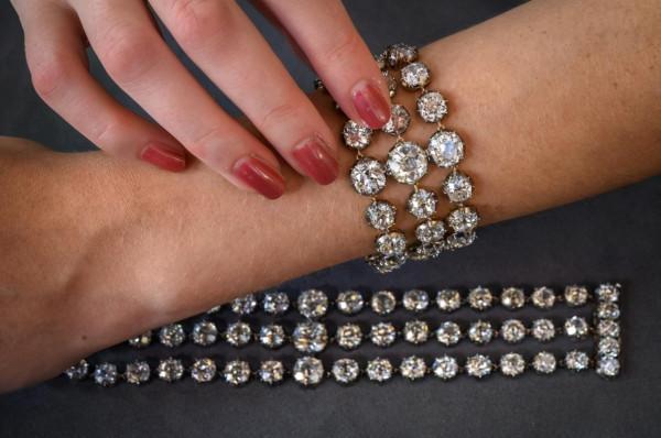 112顆鑽石!被送上斷頭臺的法國王后,她的鑽石手鐲2.31億落槌 112顆鑽石!被送上斷頭臺的法國王后,她的鑽石手鐲2.31億落槌