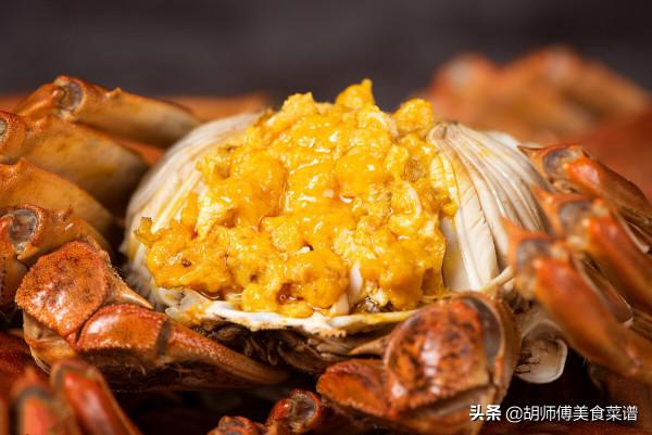 買螃蟹時，挑青殼還是黃殼？老漁民說：區別很大，買錯難吃浪費錢