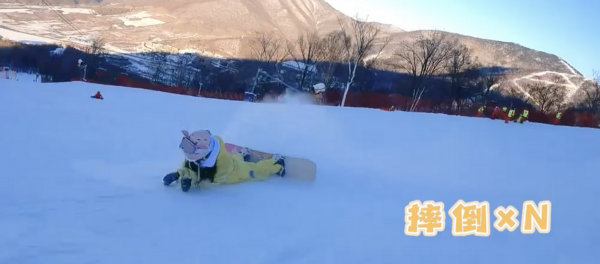 Baby山腰滑雪連摔8次！被雪渣子糊一臉，趴地上向教練撒嬌太可愛