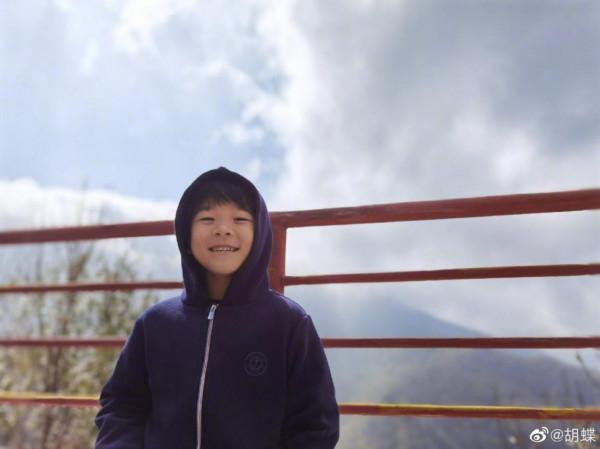 央視主播胡蝶罕曬娃，兒子5歲太像爸爸，老公陸川在家忙帶二胎