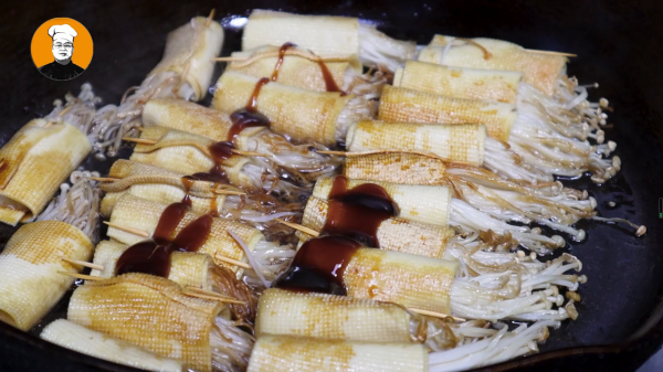 金針菇好吃又簡單的做法，捲上豆腐皮一起煎，下酒又下飯