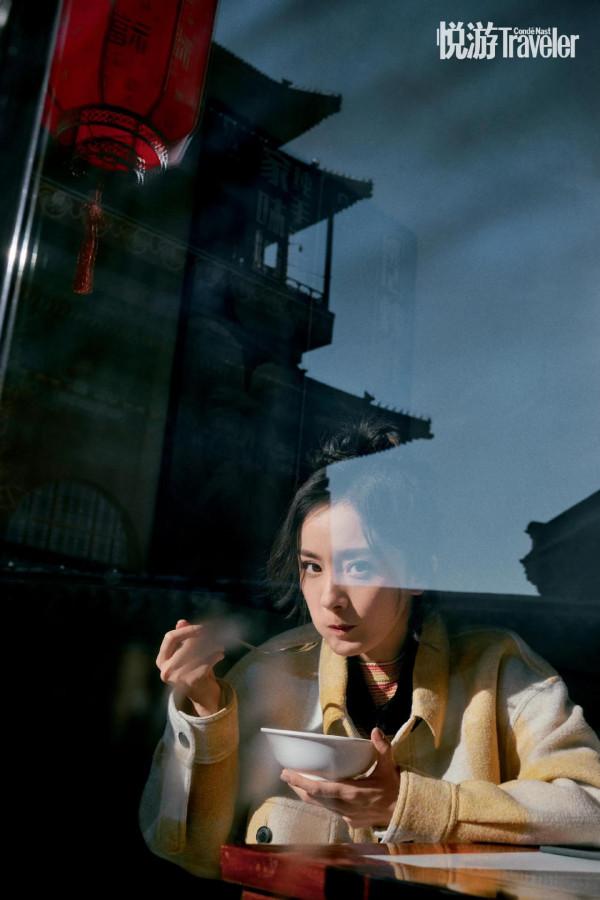 楊冪悅遊三月刊封面大片