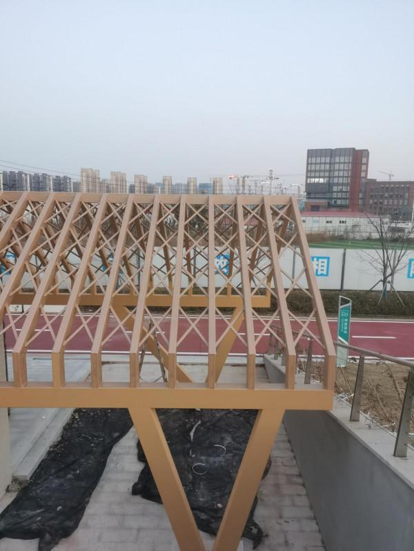 公園鐵廊架也能變成木頭，太美觀了