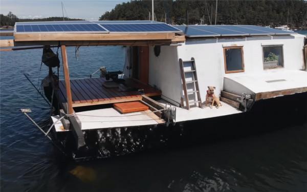 他低價買下1976年廢棄船屋,將內部變成14㎡水上蝸居,網友:真服 他低價買下1976年廢棄船屋,將內部變成14㎡水上蝸居,網友:真服