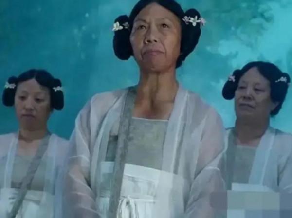 61歲農村醜老太，草根逆襲“星女郎”，出演兩部電影買兩套房