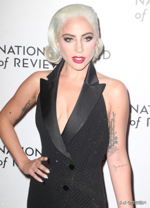 Lady Gaga:手提雞毛撣拗造型氣場沖天,白色復古髮髻滿滿名媛感 Lady Gaga:手提雞毛撣拗造型氣場沖天,白色復古髮髻滿滿名媛感