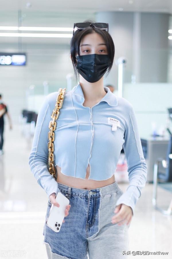 趙小棠街拍:口罩遮面低調出行,穿長袖露臍裝休閒時尚 趙小棠街拍:口罩遮面低調出行,穿長袖露臍裝休閒時尚