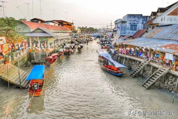 在泰國你應該乘坐火車來一次旅行，也許美景就在不經意之間