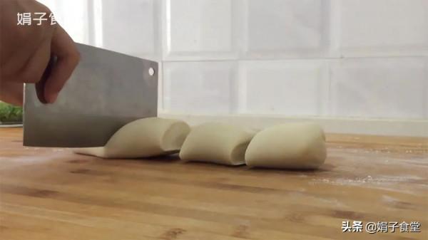 蔥油餅簡單好吃的做法，開水一燙，一拉一卷，外酥裡軟，勁道層多
