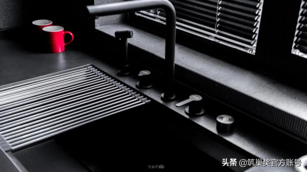 我就想把家設計成純黑色怎麼了？設計師：沒問題，安排